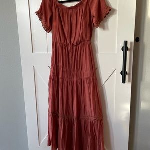 LIKE NEW LUXOLOGY SIZE M RUST FLOWY MAXI DRESS RUFFLE ON/ Off shoulder lined
